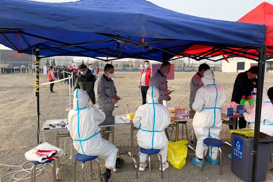 同心同力齊抗疫-聚氨酯彩鋼板廠家宏鑫源全員核酸檢測(cè)有序進(jìn)行(圖3)