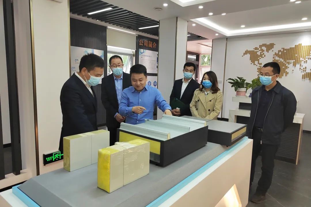 重慶市永川區(qū)委常委、副區(qū)長宋文到訪凈化彩鋼夾芯板廠家宏鑫源重慶金諾公司調(diào)研工作(圖5)